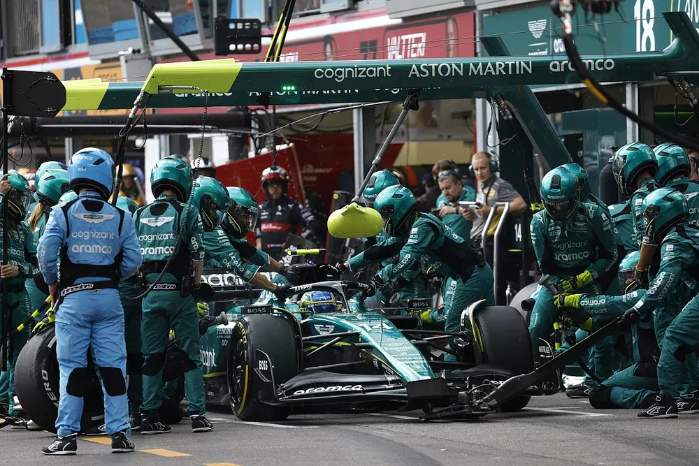 Fernando Alonso, Aston Martin AMR23, hace una parada en boxes
