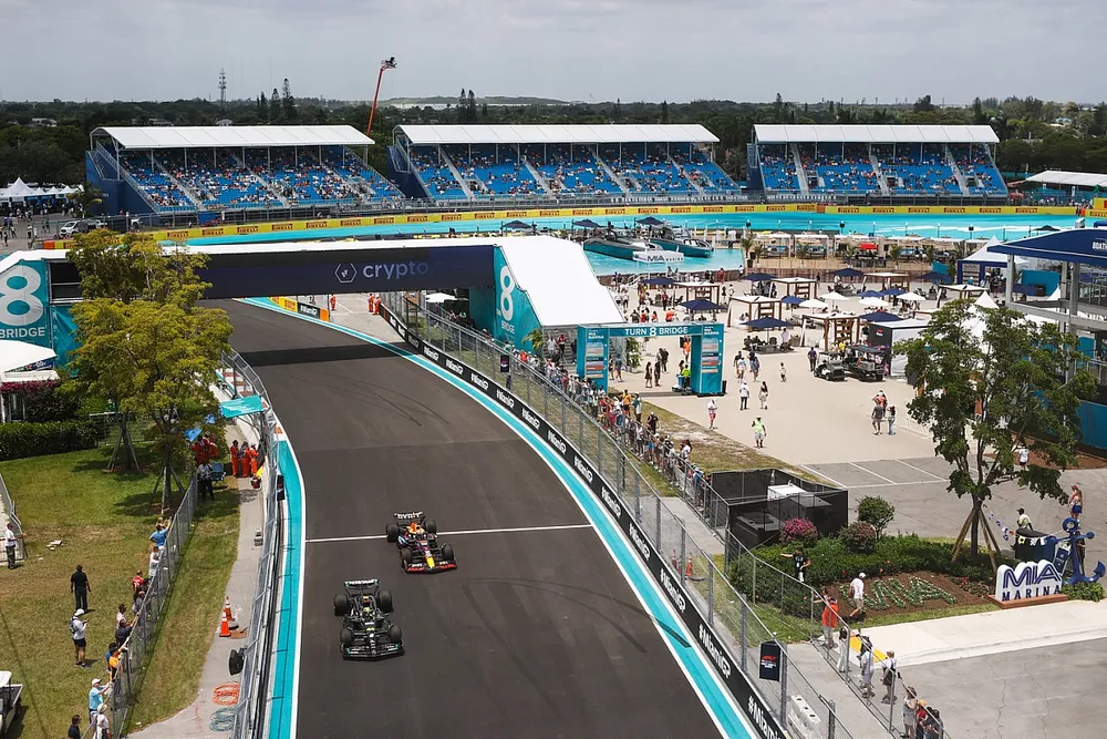 Lewis Hamilton, Mercedes F1 W14, Sergio Perez, Red Bull Racing RB19