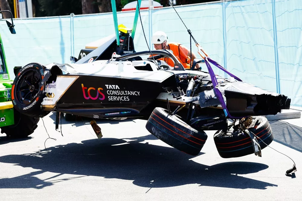 Los comisarios retiran el coche de Sam Bird, Jaguar Racing, Jaguar I-TYPE 6, con una gr&uacute;a tras un fuerte accidente en la 9&ordf; vuelta