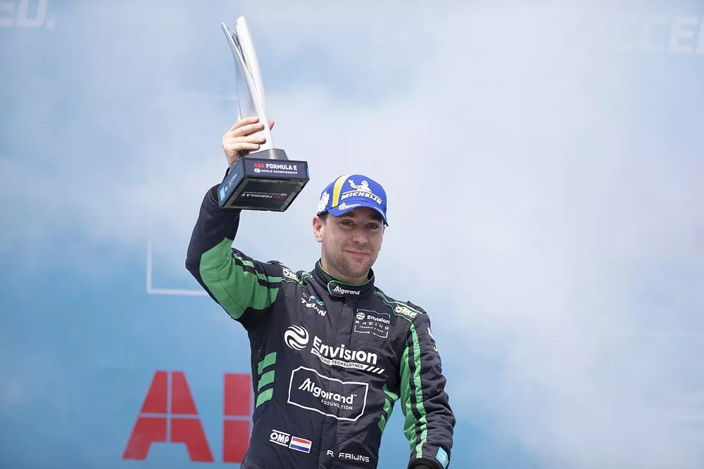 Robin Frijns, Envision Racing, 3rd position, lifts his trophy