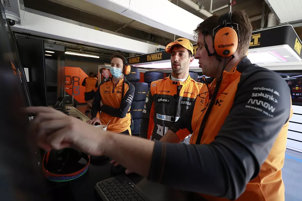 Daniel Ricciardo, McLaren, en el garaje con los ingenieros