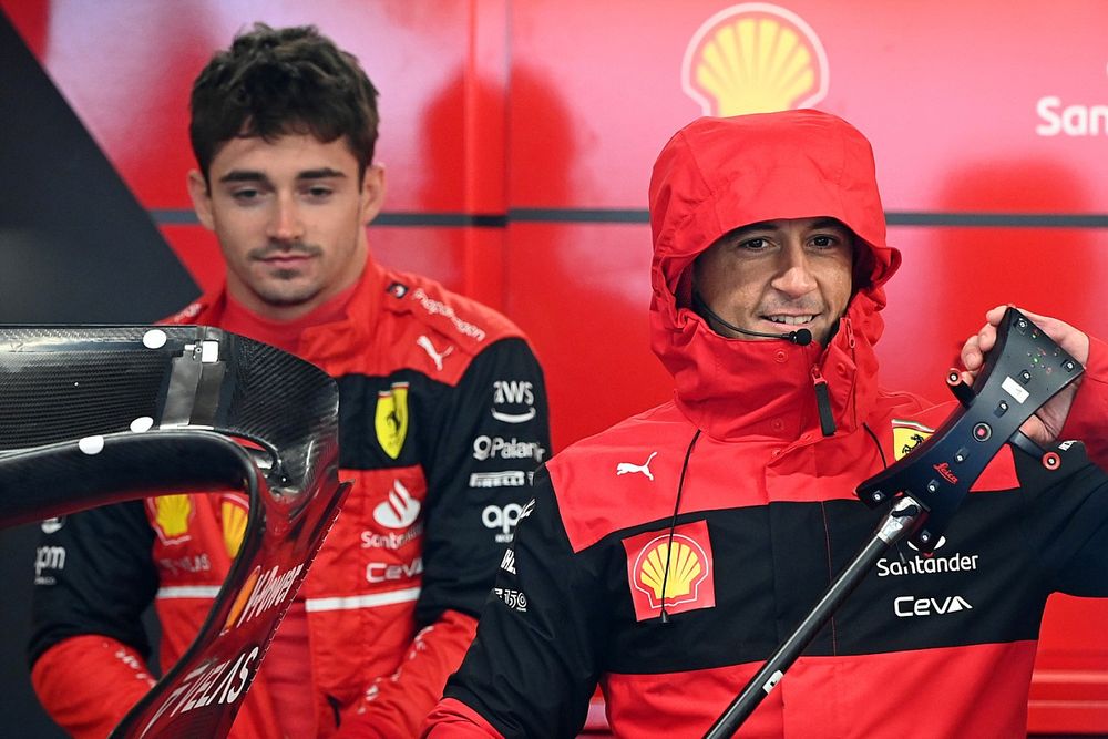 Charles Leclerc, Ferrari, y un mecánico en el garaje de Ferrari