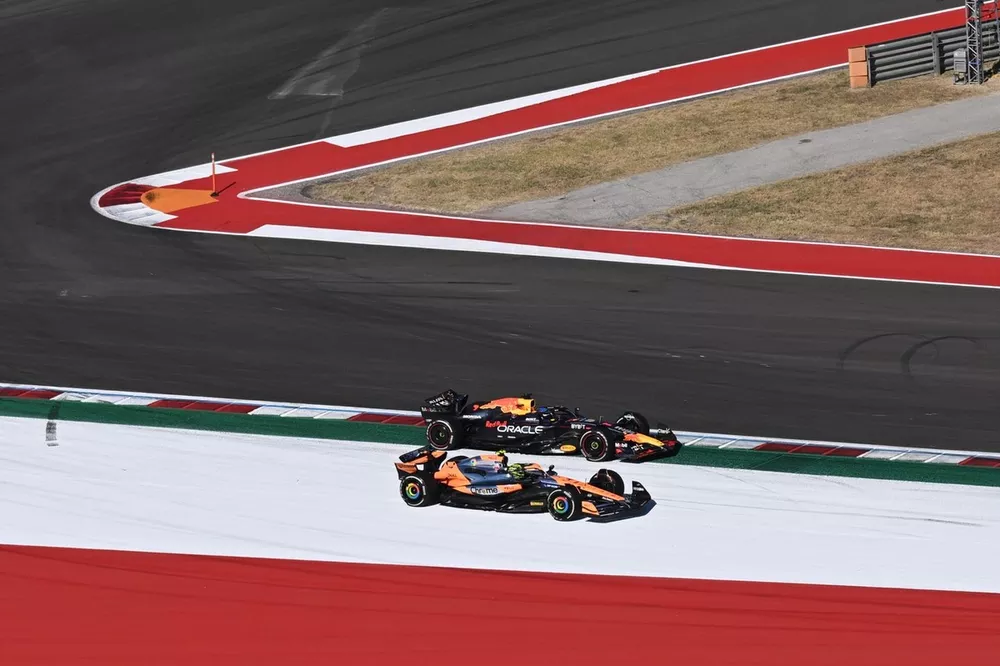 Lando Norris, McLaren MCL38, Max Verstappen, Red Bull Racing RB20 
