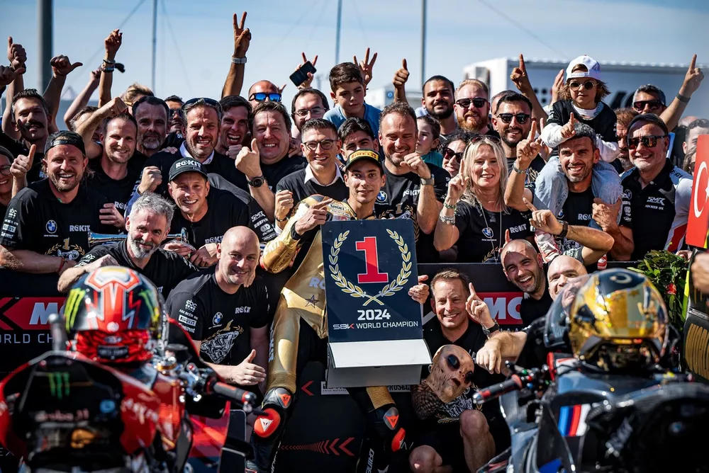 Toprak Razgatlioglu, BMW Motorrad WorldSBK Team festeggia la vittoria del Campionato WorldSBK