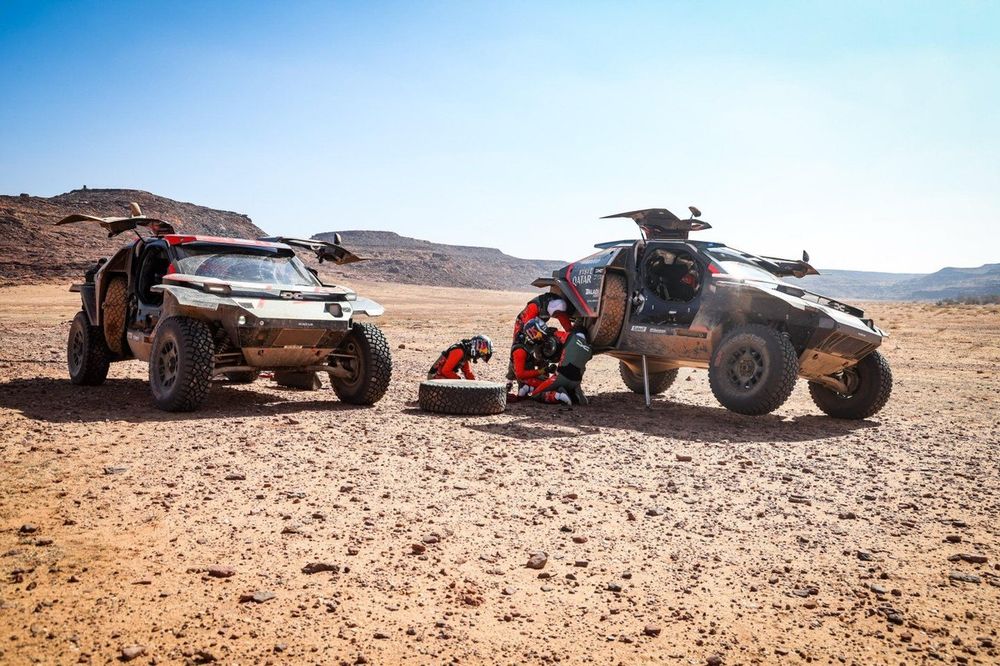 #200 The Dacia Sandriders Dacia: Nasser Al-Attiyah, Boulanger Edouard, #212 The Dacia Sandriders Dacia: Cristina Gutiérrez, Pablo Moreno