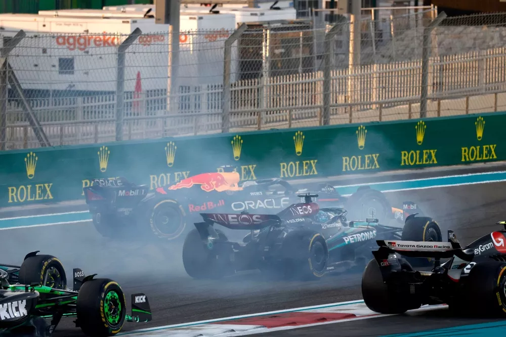 Humo del coche de Max Verstappen, Red Bull Racing RB20, George Russell, Mercedes F1 W15 en la salida