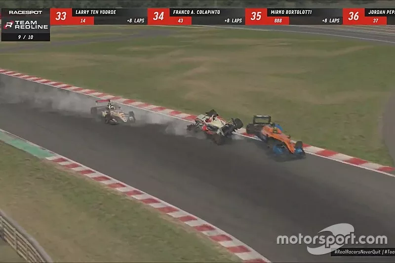 Max Verstappen y Lando Norris colisionan en la carrera Redline Esports. 
