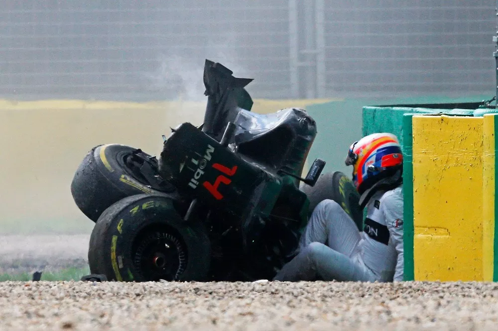 Fernando Alonso, McLaren MP4-31, crash