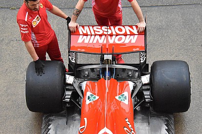 Új padlólemez és első fékborítás a Ferrarin