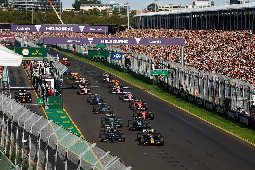Max Verstappen, Red Bull Racing RB19, George Russell, Mercedes F1 W14, Lewis Hamilton, Mercedes F1 W14, Fernando Alonso, Aston Martin AMR23, Carlos Sainz, Ferrari SF-23, et le reste du peloton au départ