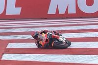 V&iacute;deo: M&aacute;rquez, al suelo cuando luchaba por el podio en India, pero remonta
