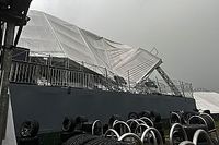 Fuerte lluvia y viento derriban techo de grada en el GP de Brasil