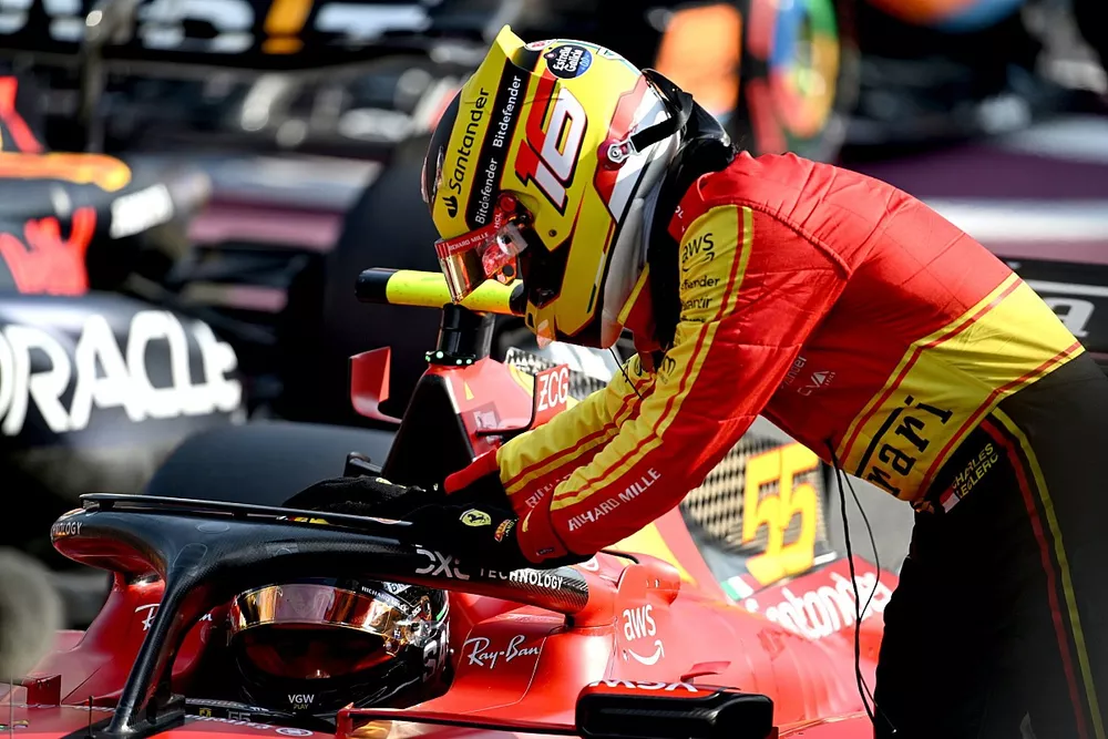Charles Leclerc, Scuderia Ferrari, f&eacute;licite le poleman Carlos Sainz, Scuderia Ferrari