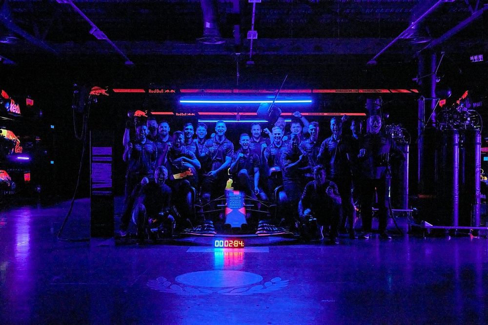 Red Bull Racing pitch black pit stop
