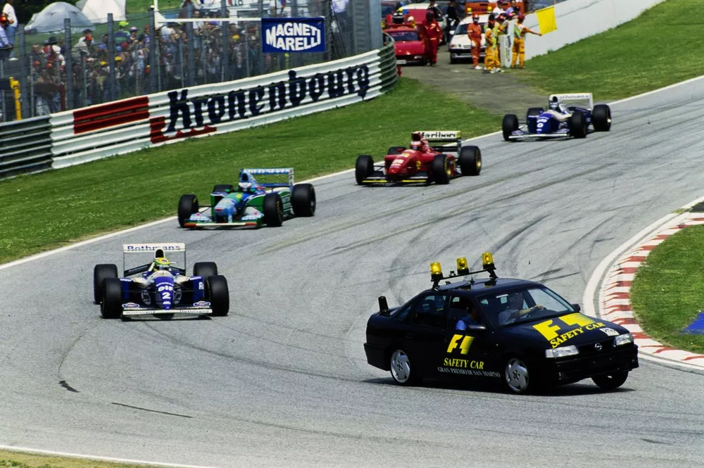 Ayrton Senna, Williams FW16 Renault, Michael Schumacher, Benetton B194 Ford, Gerhard Berger, Ferrari 412T1e Damon Hill, Williams FW16 Renault, dietro alla Safety Car