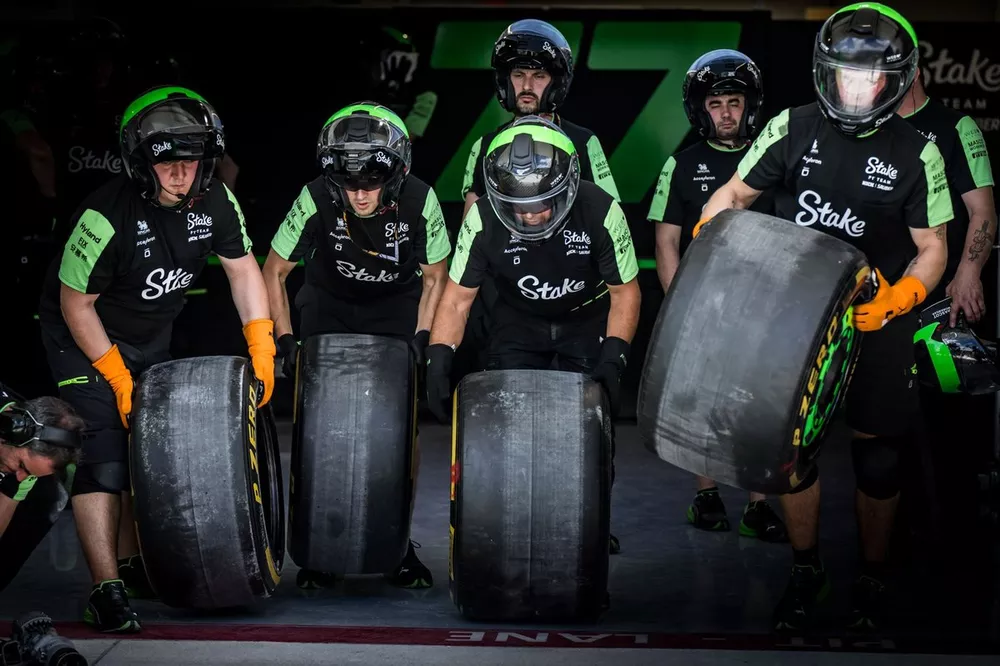 Los mec&aacute;nicos de Kick Sauber se preparan para el cambio de neum&aacute;ticos