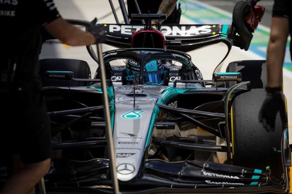 George Russell, Mercedes F1 W15, en el pitlane