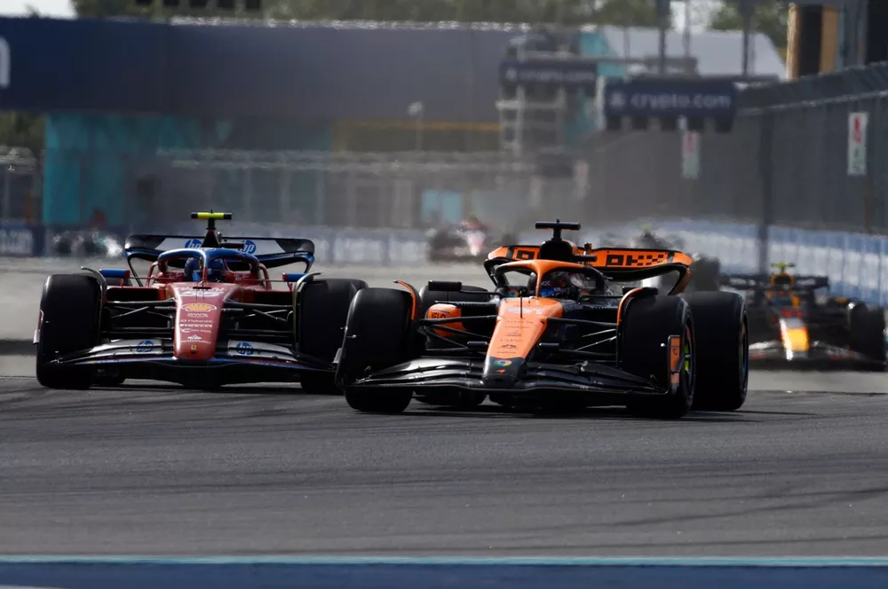 Oscar Piastri, McLaren MCL38 battles with Carlos Sainz, Ferrari SF-24
