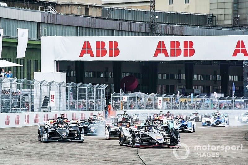 S&eacute;bastien Buemi, Nissan e.Dams, Nissan IMO1, Stoffel Vandoorne, HWA Racelab, VFE-05, Lucas Di Grassi, Audi Sport ABT Schaeffler, Audi e-tron FE05, who locks up, Gary Paffett, HWA Racelab, VFE-05, Daniel Abt, Audi Sport ABT Schaeffler, Audi e-tron FE05, Alex Lynn, Panasonic Jaguar Racing, Jaguar I-Type 3 primera curva