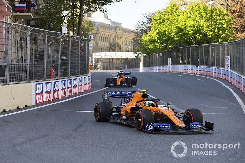 Lando Norris, McLaren MCL34 y Carlos Sainz Jr., McLaren MCL34