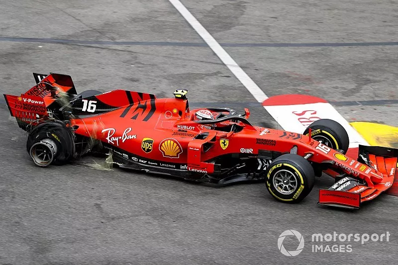 Charles Leclerc, Ferrari SF90 con un neum&aacute;tico volado