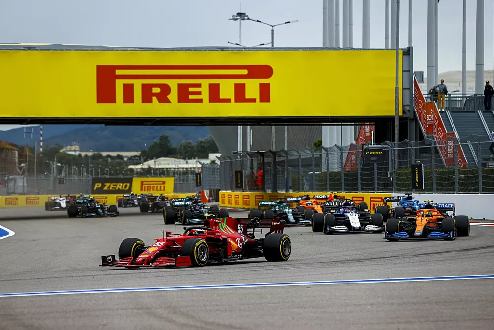 Carlos Sainz Jr., Ferrari SF21, Lando Norris, McLaren MCL35M, George Russell, Williams FW43B, Fernando Alonso, Alpine A521, Daniel Ricciardo, McLaren MCL35M, y el resto de la parrilla en la primera vuelta