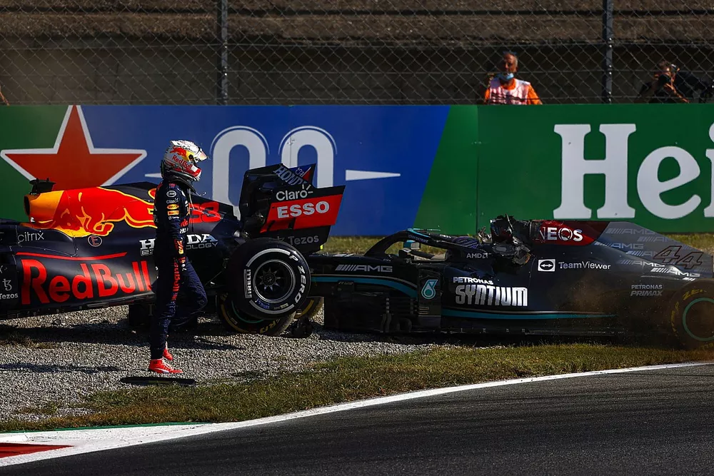 F1 15年ベテル、フェルスタッペン、ハミルトン（ワールドチャンピオン）リカルド フェルスタッペンがハミルトンに並んだ瞬間は一度もなかった」F1