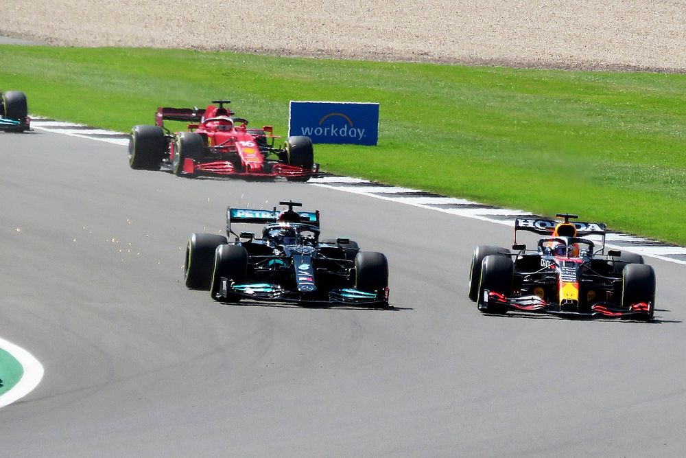 Lewis Hamilton, Mercedes W12 y Max Verstappen, Red Bull Racing RB16B