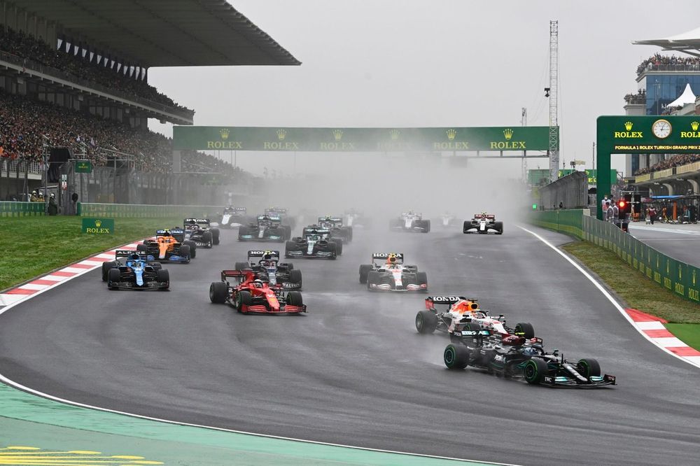 Valtteri Bottas, Mercedes W12, Max Verstappen, Red Bull Racing RB16B, Charles Leclerc, Ferrari SF21, Fernando Alonso, Alpine A521, Pierre Gasly, AlphaTauri AT02, and the rest of the field at the start