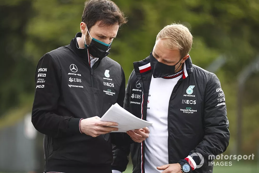 Valtteri Bottas lors d'un track walk avec des membres de Mercedes