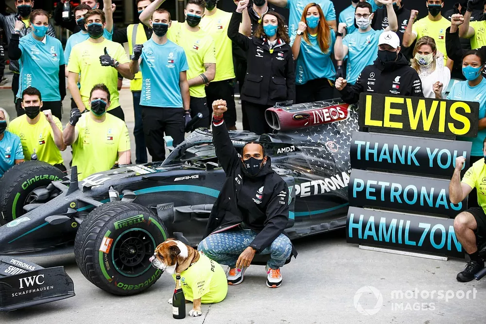 Lewis Hamilton, Mercedes-AMG F1 y el equipo de Mercedes celebran después de haber conseguido el séptimo título del campeonato mundial de pilotos