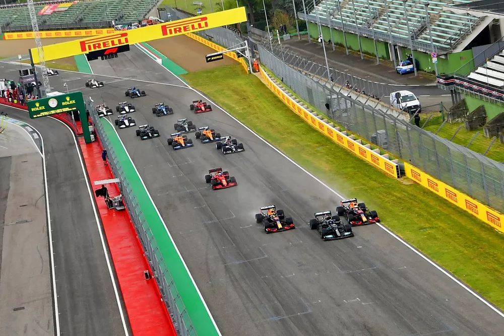 Lewis Hamilton, Mercedes W12, Max Verstappen, Red Bull Racing RB16B, Sergio Perez, Red Bull Racing RB16B, and the rest of the field at the start