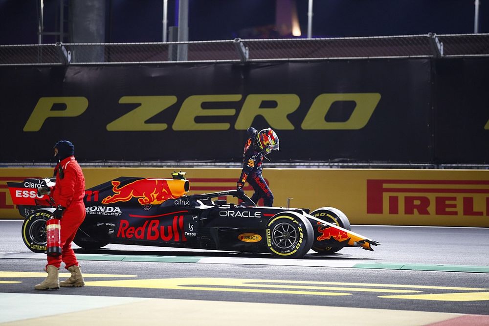 Sergio Perez, Red Bull Racing RB16B, salta fuori dalla sua auto dopo un incidente alla ripartenza