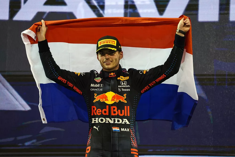 Podio: campe&oacute;n de pilotos de 2021, Max Verstappen, de Red Bull Racing