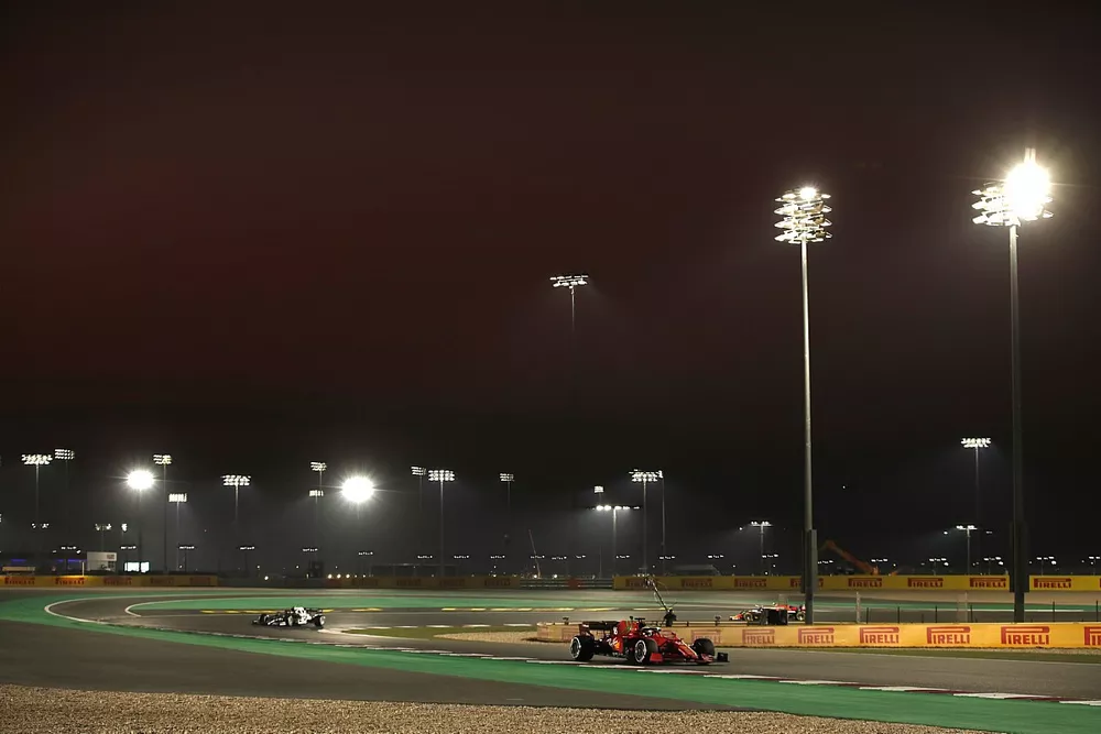 Charles Leclerc, Ferrari SF21, lidera a Pierre Gasly, AlphaTauri AT02