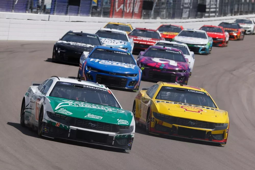Brad Keselowski, RFK Racing, Solomon Plumbing Ford Mustang Joey Logano, Team Penske, Shell Pennzoil Ford Mustang