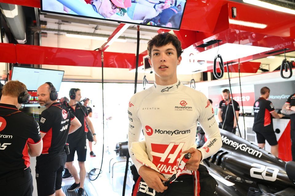 Oliver Bearman, da Haas F1 Team, com seus engenheiros na garagem