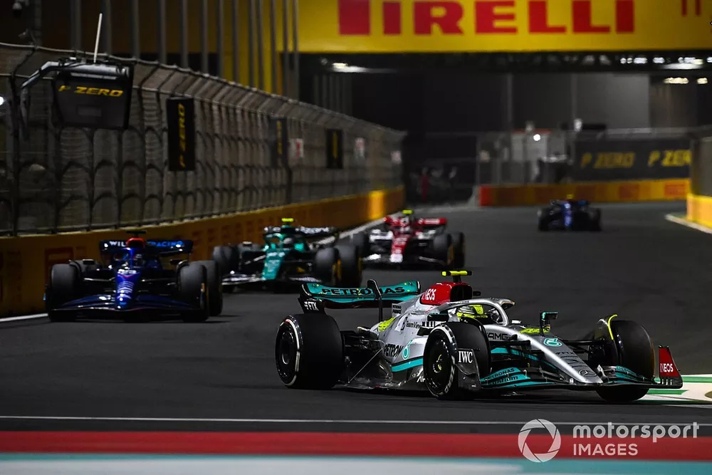 Lewis Hamilton, Mercedes W13, Alex Albon, Williams FW44, Nico Hulkenberg, Aston Martin AMR22