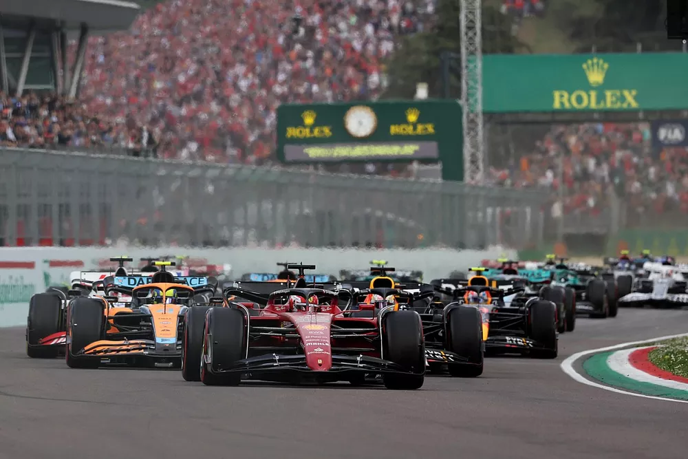 Charles Leclerc, Ferrari F1-75, Lando Norris, McLaren MCL36, Max Verstappen, Red Bull Racing RB18, Sergio Perez, Red Bull Racing RB18, the rest of the field at the start