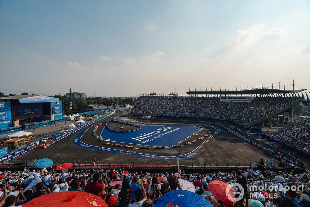 Mitch Evans, Jaguar Racing, Jaguar I-Type 4 the field through the stadium section