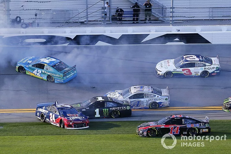 William Byron, Hendrick Motorsports, Chevrolet Camaro Liberty University and Kurt Busch, Chip Ganassi Racing, Chevrolet Camaro Monster Energy crash