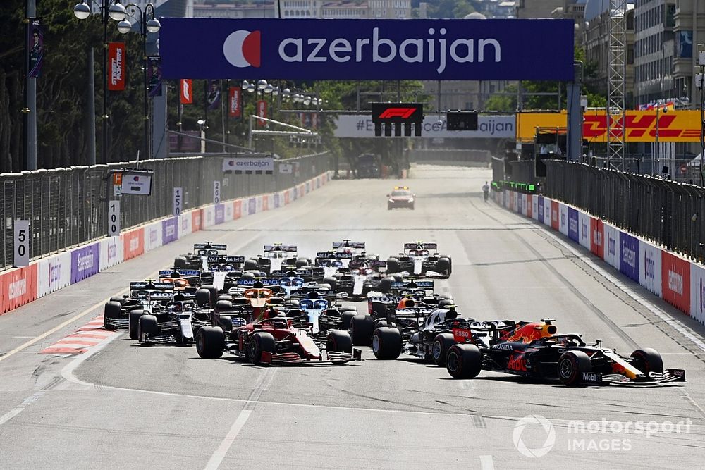 Max Verstappen, Red Bull Racing RB16B, the pack into the first corner