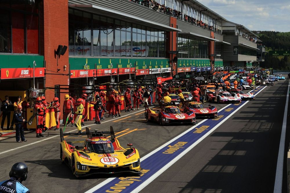 Coches en el pitlane