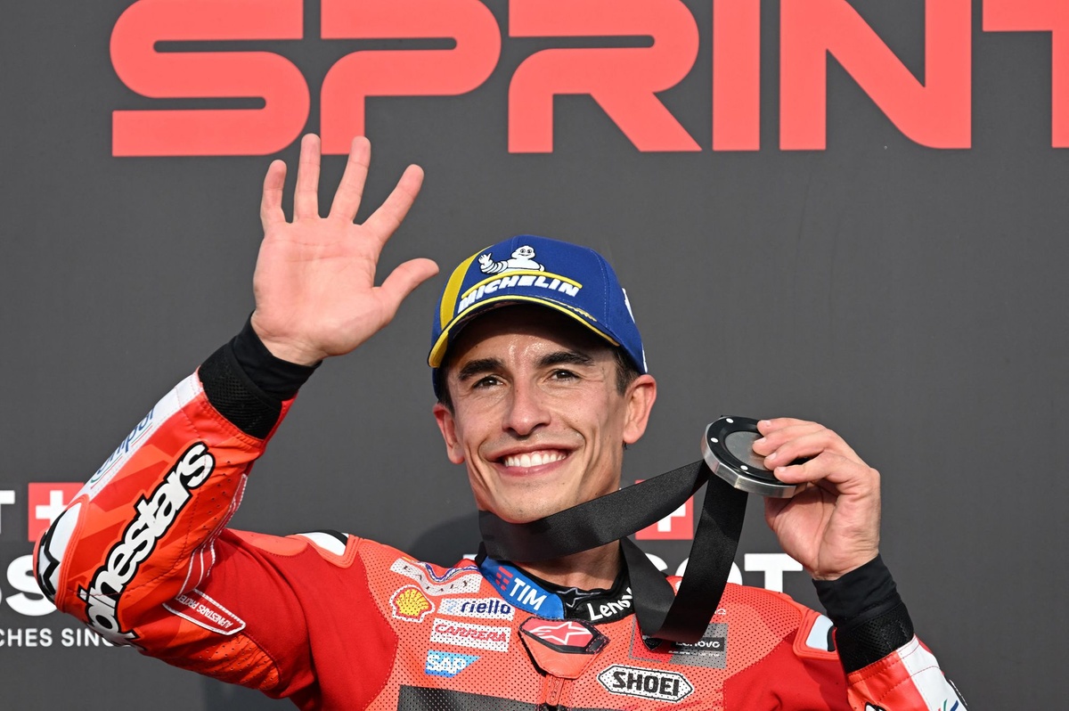 マルク・マルケスが横綱相撲でポールトゥウィン！ 弟アレックス