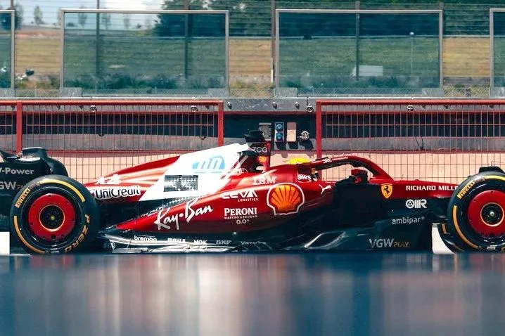 Lewis Hamilton en el d&iacute;a de filmaci&oacute;n de Ferrari en Mugello