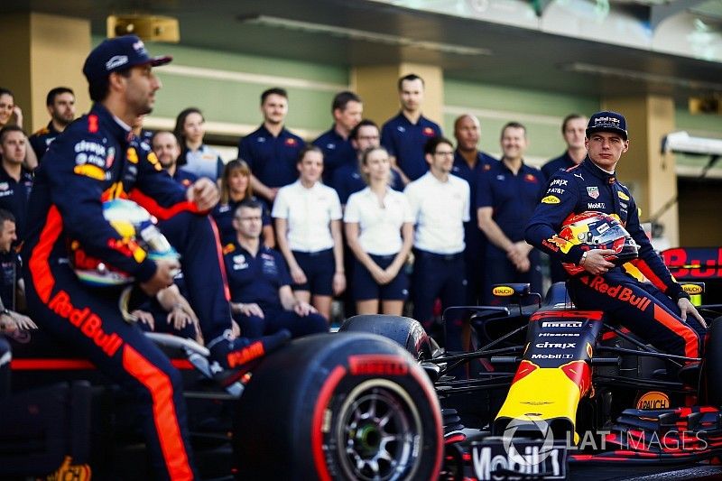 Daniel Ricciardo, Red Bull Racing, Max Verstappen, Red Bull Racing en la foto de equipo