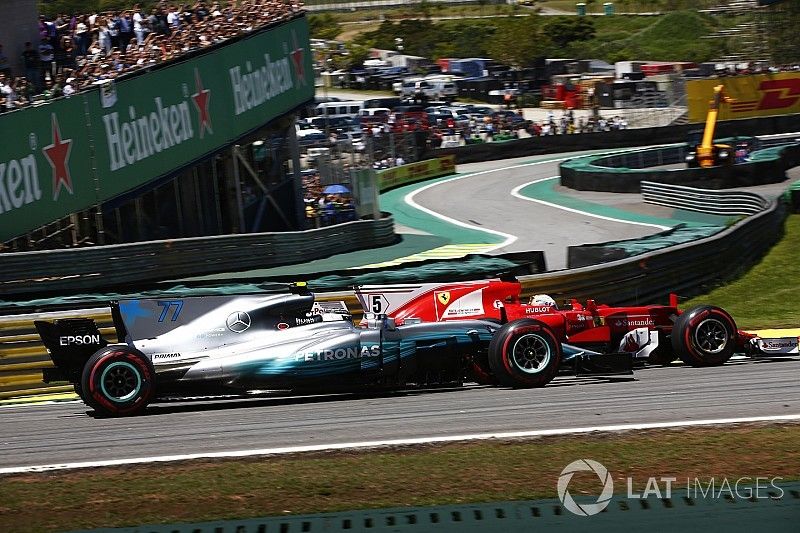 Sebastian Vettel, Ferrari SF70H, pasa a Valtteri Bottas, Mercedes AMG F1 W08