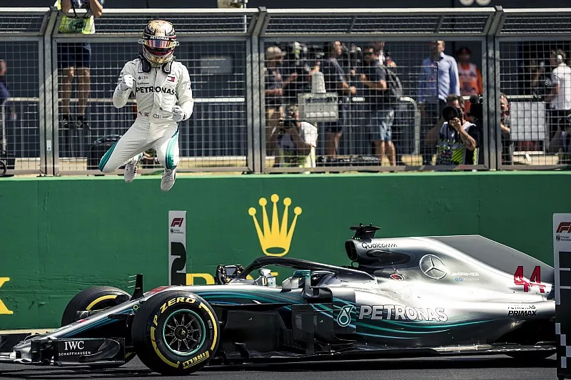 Ganador de la pole Lewis Hamilton, Mercedes-AMG F1 celebra en parc ferme
