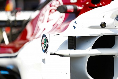 Räikkönen laza pózolása a Sauber szerelésében