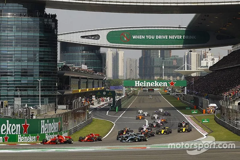 Sebastian Vettel, Ferrari SF71H, leads Kimi Raikkonen, Ferrari SF71H, Valtteri Bottas, Mercedes AMG F1 W09, Lewis Hamilton, Mercedes AMG F1 W09, Max Verstappen, Red Bull Racing RB14 Tag Heuer, and the rest of the field at the start of the race